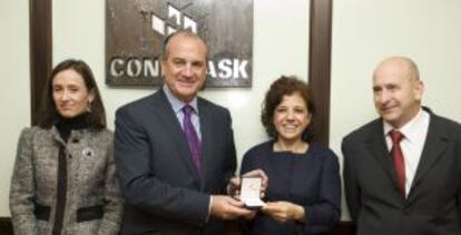 La embajadora Ayse Sinirlioglu recibe una placa de recuerdo de manos de Lujua. Con ellos, Nuria López de Guereñu y Juan Goicolea.