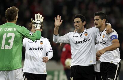 Vicente Guaita, Andres Guardado, Tino Costa y Ricardo Costa celebran la victoria en Lille.