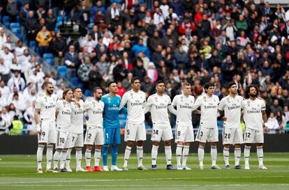 Los jugadores del Real Madrid durante el minuto de silencio por las víctimas de los atentados en Sri Lanka.