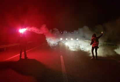 Los autodenominados Comités de Defensa de la República (CDR) han interrumpido el tráfico con la quema de neumáticos a primera hora de este martes en la autopista AP-7 a la altura de Sant Celoni (Barcelona), así como en puntos de Girona, en la C25, el Eix Transversal, y en la Gran Vía de la capital catalana a la altura de Glòries.