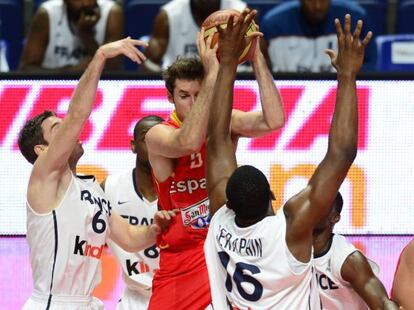 Rudy, rodeado por cuatro defensores franceses