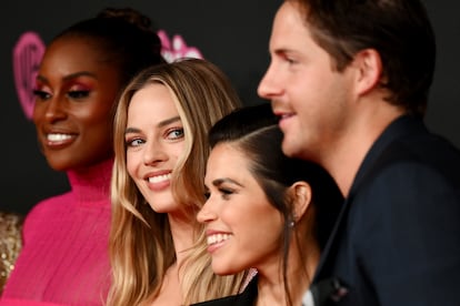 Margot Robbie observa a Tom Ackerley en la premiere de 'Barbie' celebrada en Sydney (Australia), el 30 de junio de 2023. 