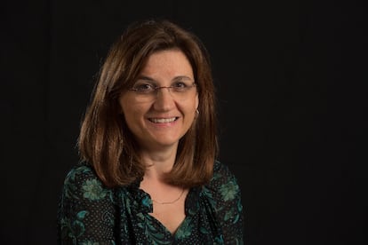 Carme Rovira es profesora de investigación ICREA en el Departamento de Química Inorgánica y Orgánica y miembro del Instituto de Química Teórica y Computacional de la UB