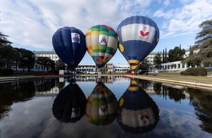 Los Reyes Magos han surcado los cielos de Córdoba en tres globos aerostáticos para anunciar su llegada a la ciudad, en un año en el que debido a la pandemia de coronavirus no se celebrarán las tradicionales cabalgatas.
