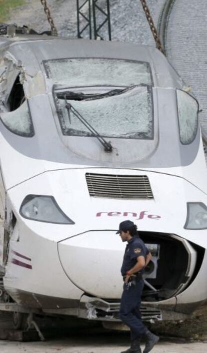 Un agente de la policía junto a la locomotora del tren Alvia que descarriló el miércoles.