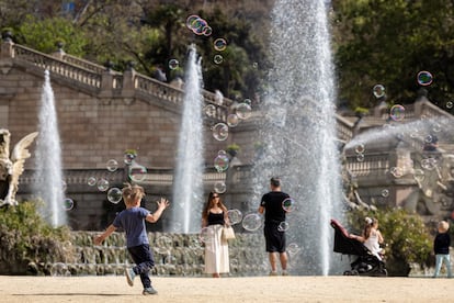 Los turistas son los que más han disfrutado de la puesta en marcha de las fuentes ornamentales de Barcelona este martes, tras dos años y medio de sequía.