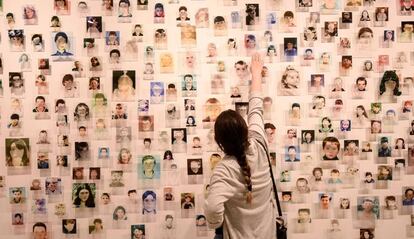 Un visitante observa los retratos de algunos de los niños asesinados durante la guerra de Kosovo, entre 1998 y 1999, en la exposición 