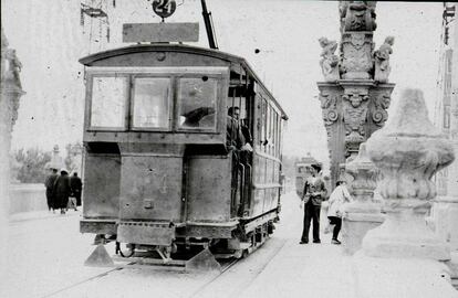 Un tranvía en el puente de toledo en 1905.