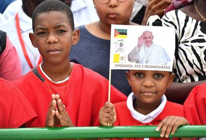 Dos niños esperan la llegada del papa Francisco en las afueras de la catedral de la Inmaculada Concepción de Maputo (Mozambique).