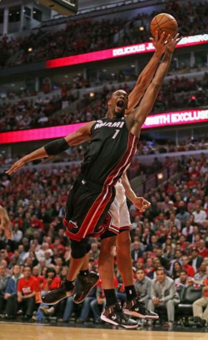 Bosh lucha por un rebote.