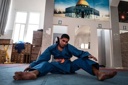 Uno de los chicos inscritos en el equipo de judo y kárate para personas ciegas en la ciudad de Gaza, liderado por Hasan Al-Ray.