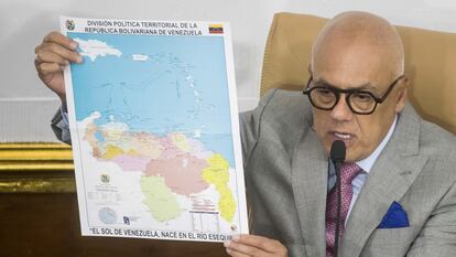 El presidente de la Asamblea Nacional, Jorge Rodríguez, muestra un mapa de Venezuela con la anexión del Esequibo, durante una sesión en Caracas.