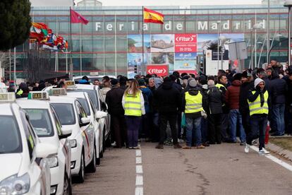 Protesta de taxistas a las puertas de Ifema en la segunda jornada de paro indefinido.