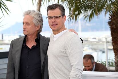 Michael Douglas (izquierda) y Matt Damon, en la presentación de 'Behind the candelabra' en Cannes.