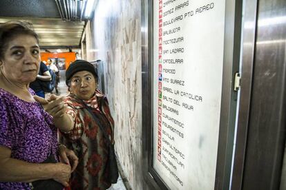 Dos mujeres ante el panel señalizador de las estaciones de la línea 1.