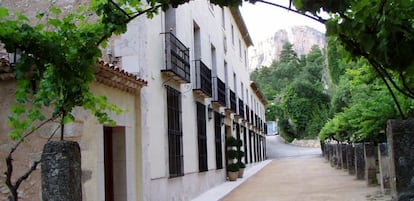 Balneario, con la Serran&iacute;a de Cuenca al fondo.