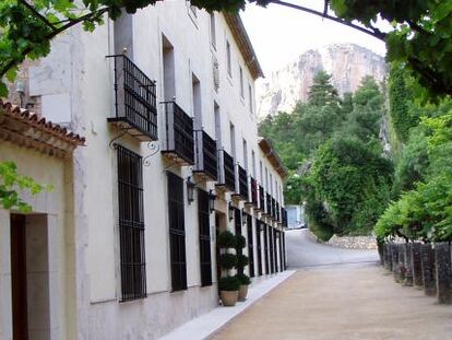 Balneario, con la Serran&iacute;a de Cuenca al fondo.