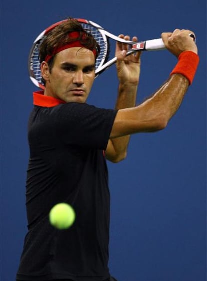 Federer se dispone a devolver un golpe.