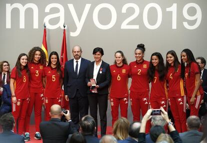 Las integrantes de la selección femenina de fútbol sub-17 posan tras recibir la Medalla de Plata de la Comunidad de Madrid.