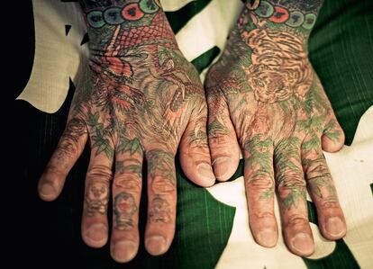 Las manos de un <i>yakuza.</i> Los tatuajes son parte de sus distintivos; la amputación del dedo meñique, el resultado de la aplicación del código de honor de la familia.