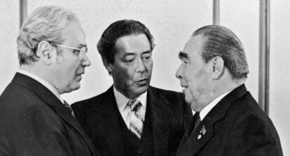 V&iacute;ktor Sujodrev, entre Javier P&eacute;rez de Cu&eacute;llar y Leonid Br&eacute;zhnev. 