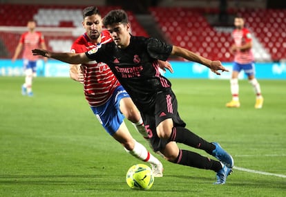 Miguel Gutiérrez, defendido por Antonio Puertas durante el Granada-Real Madrid.