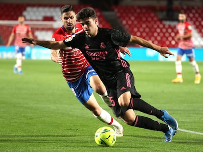 Miguel Gutiérrez, defendido por Antonio Puertas durante el Granada-Real Madrid.