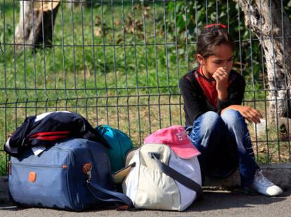 Ana Maria Putzi, una niña gitana, espera a ser deportada junto a su familia a Bucarest.
