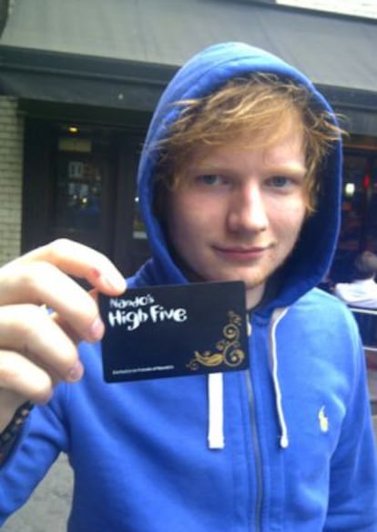 Ed Sheeran muestra su tarjeta VIP de Nandos.