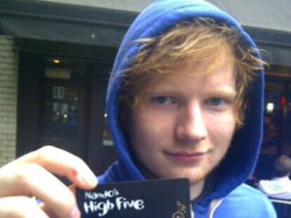 Ed Sheeran muestra su tarjeta VIP de Nandos.