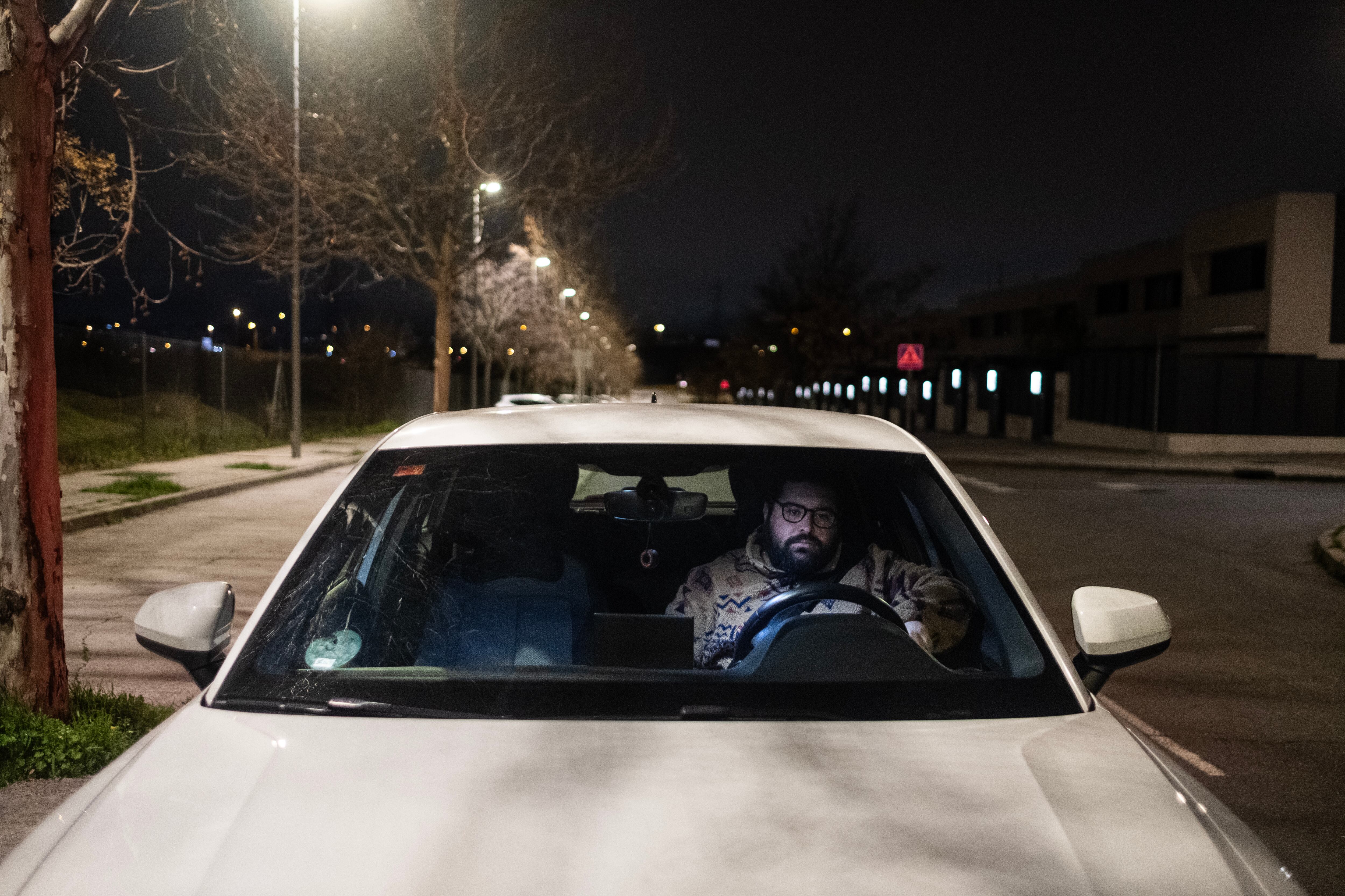 Ángel Ruiz, en su coche antes de salir de su barrio en Alcorcón.