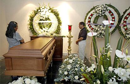 Imagen de la capilla ardiente del escritor, instalada en una funeraria de Ciudad de México, donde vivía.