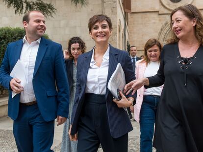 La ministra de Política Territorial y portavoz del Gobierno, Isabel Rodríguez (en el centro), antes de presidir este viernes en Palma junto a la presidenta del Govern, Francina Armengol, la Comisión Mixta de Transferencias que aborda el traspaso de competencias en materia de Costas.