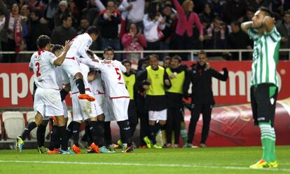 Los jugadores del Sevilla celebran su segundo gol.