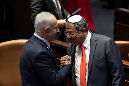 El primer ministro israelí, Benjamín Netanyahu, e Itamar Ben Gvir se estrechan la mano este miércoles en el parlamento israelí.