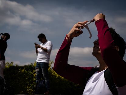 Jóvenes observan un eclipse solar parcial en las islas de Ciudad Universitaria, el 14 de octubre de 2023.