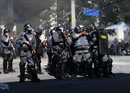 A pol&iacute;cia dispara contra os manifestantes na zona leste.