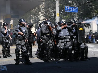 A pol&iacute;cia dispara contra os manifestantes na zona leste.