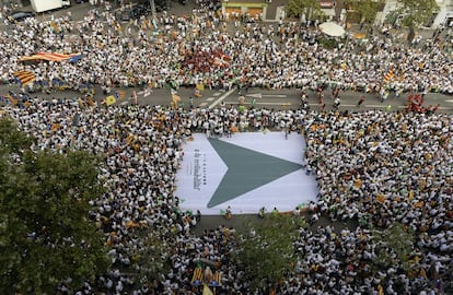 Miles de personas participan en la celebración de la Diada en la avenida Meridiana de Barcelona.
