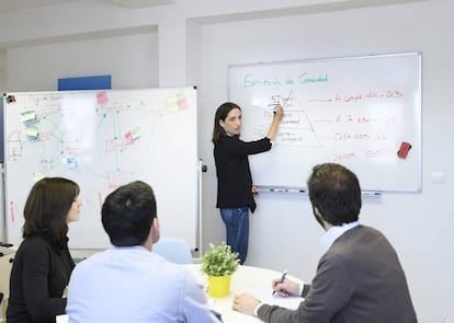 Arantxa Unda con su equipo en la sede de la empresa en Madrid.