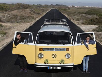 A bordo de esa furgoneta 'hippy' Josevi García y Pablo Molina rodaron la mitad del filme social 'Distintos' que les ha unido.