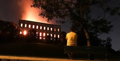 Vista geral do Museu Nacional, no Rio, em chamas.