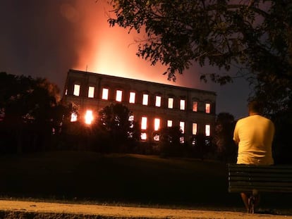 Vista geral do Museu Nacional, no Rio, em chamas.