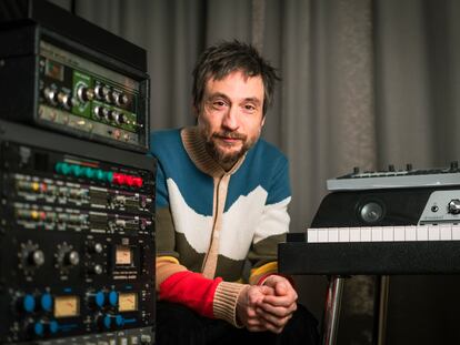 El músico y productor Raül Fernandez (Refree), fotografiado en su casa en el barrio de Vallvidrera de Barcelona, en enero pasado.