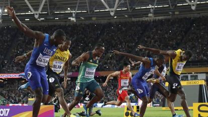 Gatlin, de azul, en primer plano, gana los 100m del Mundial de Londres.