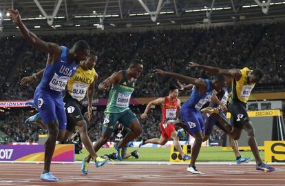 Gatlin, de azul, en primer plano, gana los 100m del Mundial de Londres.