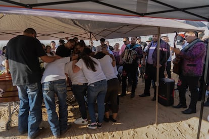 Family and friends of Gustavo Suárez during his burial in the municipality of Hidalgo, Coahuila.