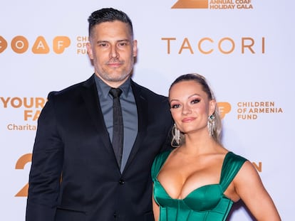 Joe Manganello junto a Caitlin O’Connor en la alfombra roja de un evento de la Fundación por los Niños Armenios en Nueva York, el 9 de diciembre de 2023.