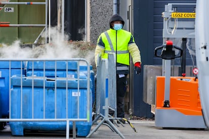 Un empleado de Pfizer en la planta de Puurs (Bélgica) maneja este viernes el hielo seco necesario para mantener a -70 grados la vacuna durante su distribución.