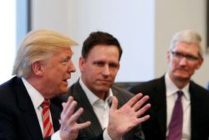 El nuevo presidente de EE UU Donald Trump habla con el CEO de Apple, Tim Cook, y con el cofundador de Paypal, Peter Thiel.